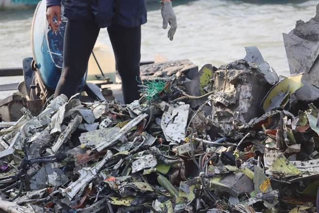 今军方从坠机地点带回大量战机残骸，多数是金属、电缆、轮胎等各式零件和破碎机身。（吕妍庭摄）
