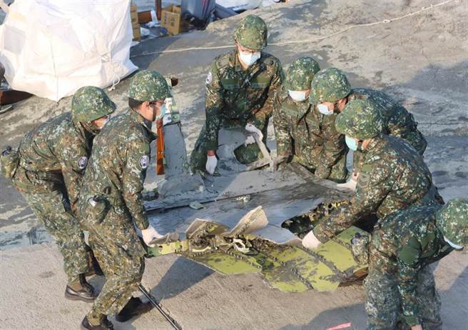 今军方从坠机地点带回大量战机残骸，只有几片金属残骸体积较大。（吕妍庭摄）
