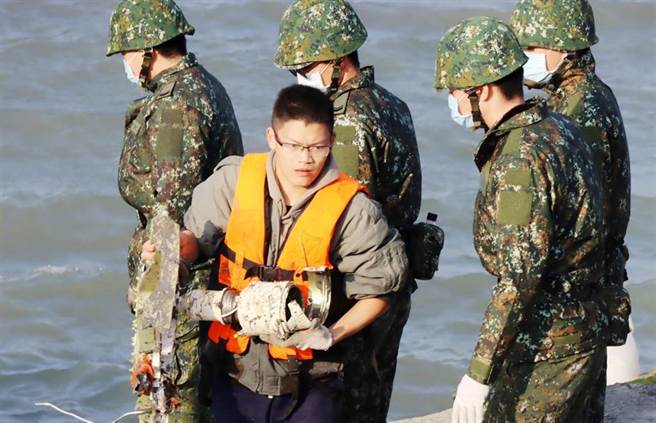 今军方从坠机地点带回大量战机残骸，多数是金属、电缆、轮胎等各式零件和破碎机身。（吕妍庭摄）
