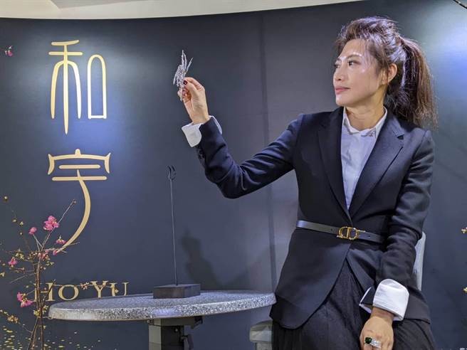 紀念父愛，珠寶設計師劉和宇推出以「稻穗」為主題的珠寶設計展。（曹明正攝）