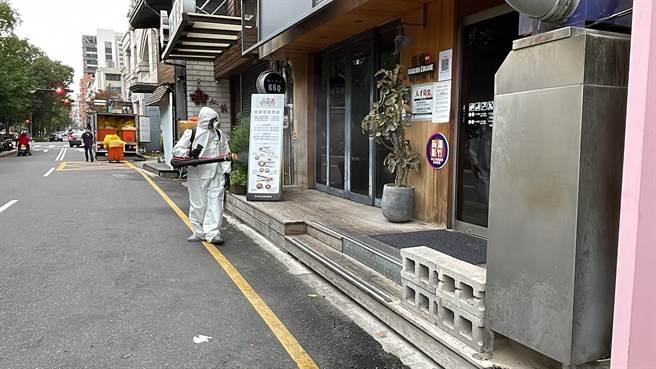 中央流行疫情指揮中心13日公布新冠肺炎本土確診案例共有14例，其中桃園確診者案17721為20多歲女性，1月5日和9日分別曾到湖口鄉和竹北市共三處場所。（清消示意圖，邱立雅攝）