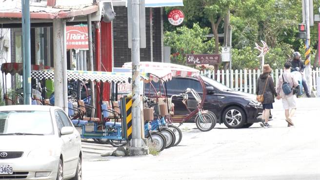 台东县池上伯朗大道、关山镇亲水公园禁行车辆，不少游客却将租赁电动3轮车违规骑上公路。（蔡旻妤摄）