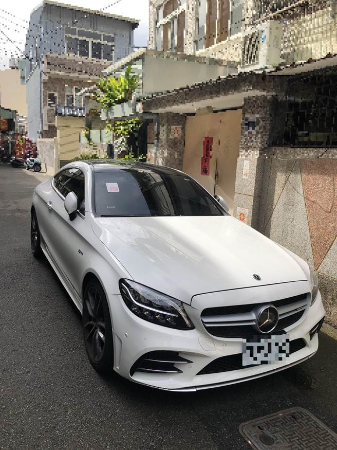 行政执行署台中分署欲查封周男的宾士车，他才火速缴清积欠的20多万罚款。(翻摄照片／林欣仪台中传真)