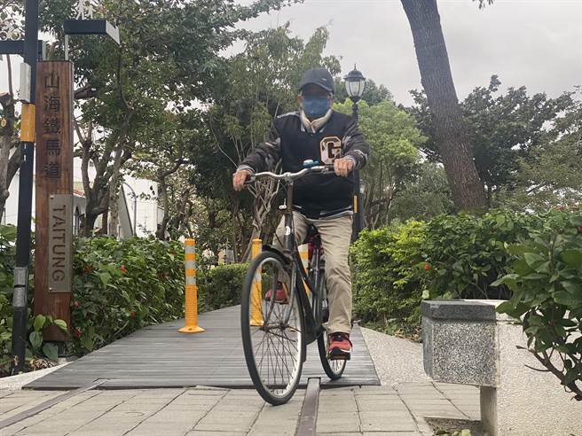 台东山海铁马道是学生通学及民眾晨昏运动步道，其中马兰旧站到中兴路段因木栈道破损，台东县府将拆除改铺上沥青。（蔡旻妤摄）