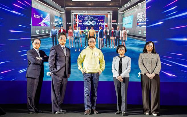 虽然疫情未散，外贸协会董事长黄志芳(中)宣示「今年一定会走出去」，规划马来西亚、泰国、印度、美国四地举办实体台湾形象展。(图：外贸协会提供)