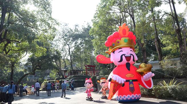 台糖尖山埤江南渡假村從除夕到初四訂房率均全滿，業者為了搶攻一日遊商機，特別在期間舉辦春節主題活動。（張毓翎攝）