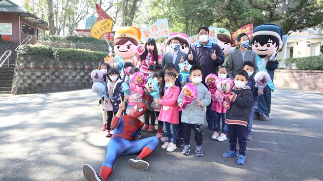 台糖尖山埤江南渡假村從除夕到初四訂房率均全滿，業者為了搶攻一日遊商機，特別在期間舉辦春節主題活動。（張毓翎攝）