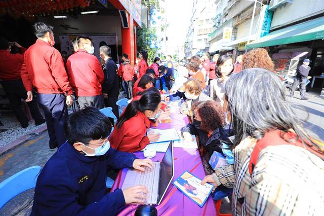 台中市政府13日于北区集玄宫举行住警器记者会暨宣导活动，现场吸引许多民眾踊跃申请住警器。（台中市政府提供／张妍溱台中传真）
