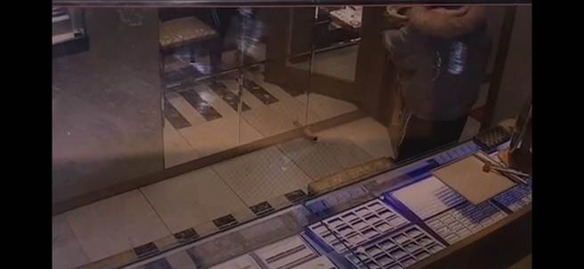 27岁曾姓女子6日抱着婴儿前往新北市永和区福和路某银楼，曾女佯称要购买金饰，趁机偷窃价值11万元的金项炼、金戒指。（翻摄画面）