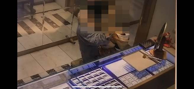 27岁曾姓女子6日抱着婴儿前往新北市永和区福和路某银楼，曾女佯称要购买金饰，趁机偷窃价值11万元的金项炼、金戒指。（翻摄画面）