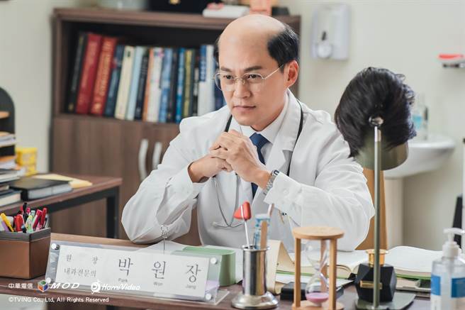 李瑞鎮首次挑戰喜劇，在《內科朴院長》中扮「禿頭醫生」。（愛爾達、中華電信提供）