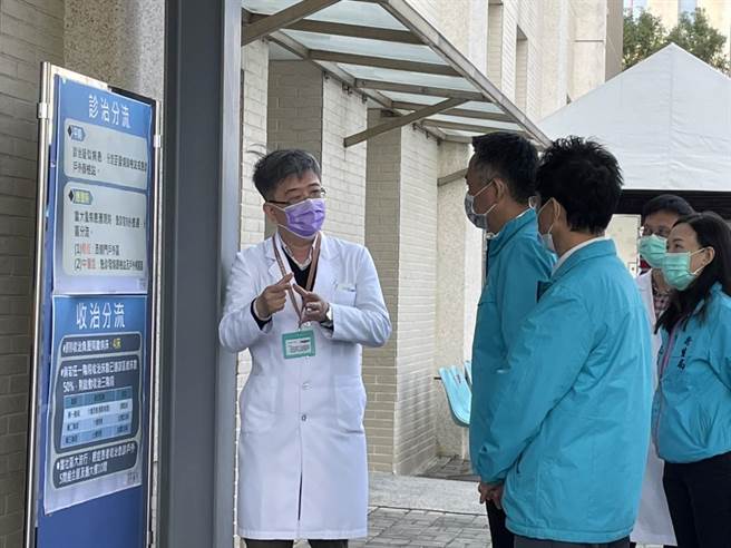 杨镇浯县长带领县府团队赴金门医院，了解防疫整备现况。（金门县卫生局提供）