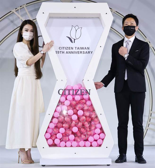 田馥甄（左）與CITIZEN台灣區總經理渡邊將人攜手做公益，捐出聯名表盈收25萬元給門諾基金會。（陳俊吉攝）