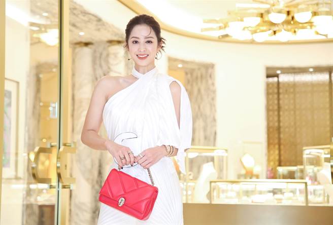 莫允雯出席宝格丽春夏配件发表会，手拎红色Serpenti包，充满年节喜气。（陈俊吉摄）
