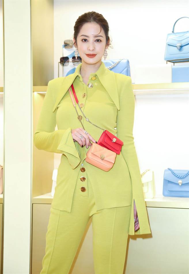 莫允雯追赶迷你小包的时尚流行风潮，将宝格丽迷你小包当项炼佩戴。（陈俊吉摄）