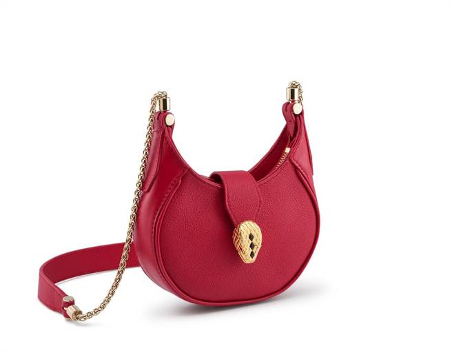 宝格丽Serpenti Hobo洋红石榴石色小牛皮迷你新月包，仅13公分大，3万3600元。（BVLGARI提供）