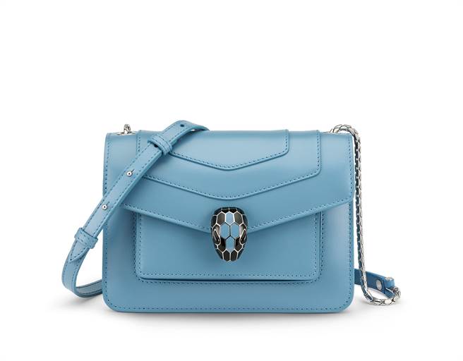 宝格丽Serpenti Forever尼加拉蓝宝石色小牛皮手提肩背包，8万9700元。（BVLGARI提供）