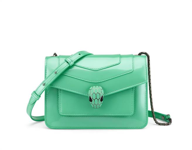 宝格丽Serpenti Forever春天橄榄石色小牛皮斜背包，8万9700元。（BVLGARI提供）