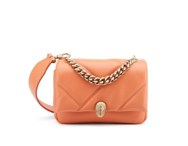 宝格丽Serpenti Cabochon Maxi Chain珊瑚橘红玉髓色小牛皮肩背包，6万9900元。（BVLGARI提供）