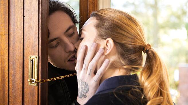 紧栓门链也断不开男女主角瑟基普鲁尼和莉蒂西亚杜希的缠绵。（佳映娱乐提供）