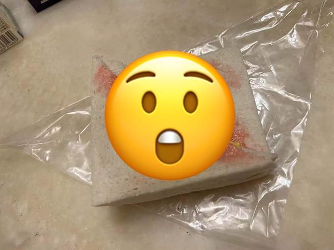网友日前分享住在防疫旅馆内的早餐，只见草莓三明治内的草莓果酱仅涂在吐司的一边上，极「精简」的用料让他傻眼。（翻摄自脸书「爆料公社」）