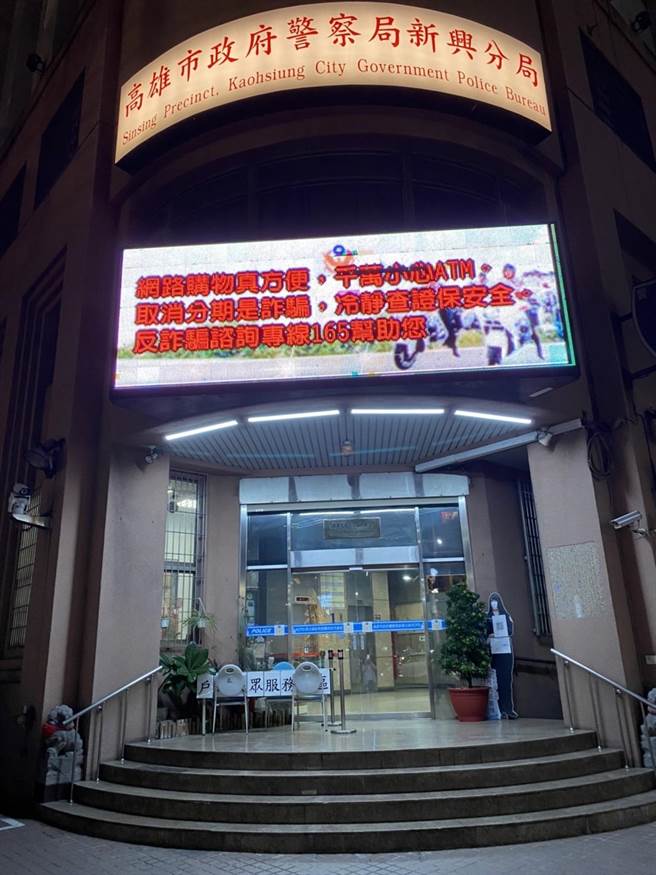 恐怖的巧合！高市新兴分局今(13)日下午联合勤教时，1名刘姓警员当场昏倒。（石秀华摄）