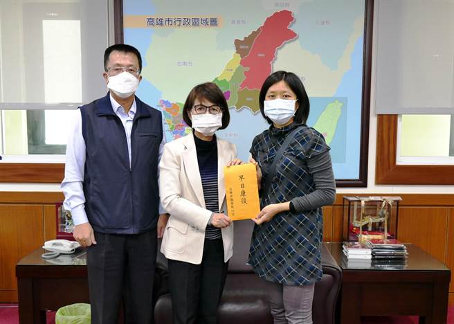 高市议会议长曾丽燕前往新兴分局慰问毛姓督察组长的妻子，盼外界替毛组长祈福、加油打气。（高雄市议会提供／石秀华高雄传真）