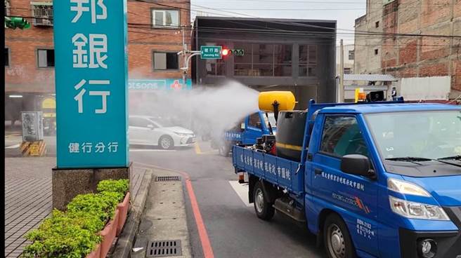 由居服員傳染的中壢聯邦銀行行員群聚案，已有14人確診，桃園市環保局也緊急大消毒。(環保局提供／呂筱蟬桃園傳真)