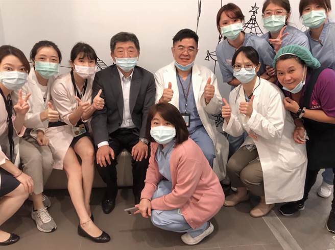 卷入禾馨诈保案的医生吴孟宗（后排左5）曾于2020年9月间在脸书分享，替卫福部长陈时中（后排左4）媳妇接生。（翻摄吴孟宗脸书）