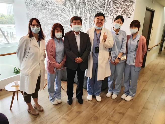 吴孟宗（右3）在前年替陈时中（左3）的媳妇接生，开心的在脸书晒出合照。（翻摄吴孟宗脸书）