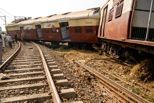印度東北部發生列車脫軌事件，可能已有3人喪生、20餘人受輕重傷。圖為印度先前發生的鐵路脫軌事件，並非當事列車。（達志影像／shutterstock）