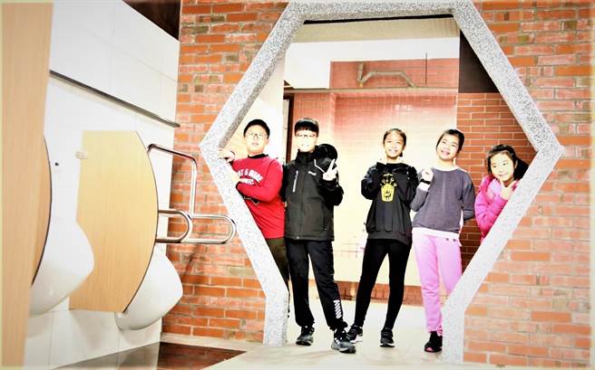 深坑国小透过亲师生的创意发想，打造出深坑在地建筑特色，让厕所变身成为校园角落的一大亮点。（新北市教育局提供）