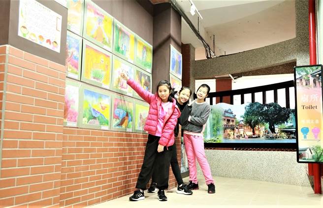 深坑国小透过亲师生的创意发想，打造出深坑在地建筑特色，让厕所变身成为校园角落的一大亮点。（新北市教育局提供）