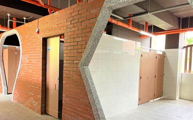 深坑国小透过亲师生的创意发想，打造出深坑在地建筑特色，让厕所变身成为校园角落的一大亮点。（新北市教育局提供）