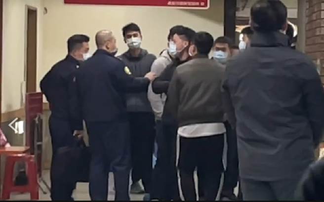 F-16V墜海，傳找到飛官陳奕部分遺體，家屬趕赴殯儀館確認。（圖／翻攝畫面）