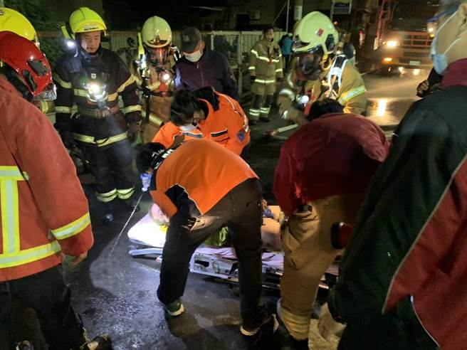 台南善化區田寮里一處民宅今晚近8點時傳出火警，一名男子昏倒在浴室，目前已送往麻豆新樓醫院搶救。（讀者提供／劉秀芬台南傳真）