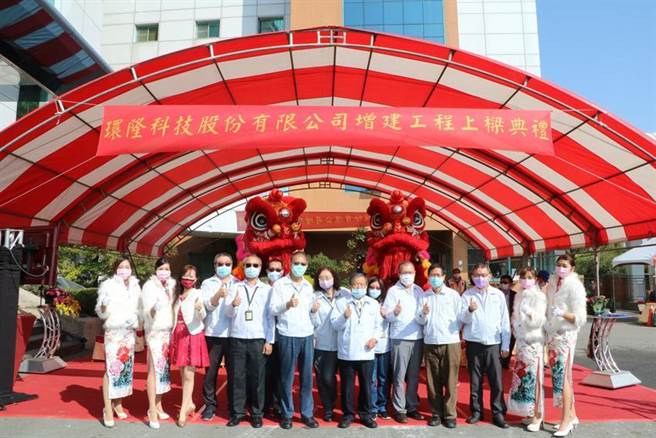 环科董事长欧正明(前排右6)及儿子-副总欧仁杰(前排右5)，13日共同出席公司厂办大楼增建第6楼的上梁典礼，并合照留念。图／刘朱松