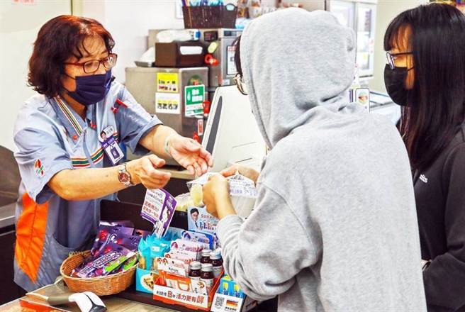 有网友发现现在超商领包裹都要自己找，贴文引起讨论，许多网友觉得自取比较快。(报系资料照)