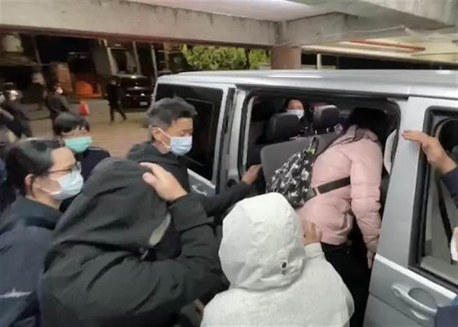 飛行員陳奕的家屬今天晚上9點多到嘉義市立殯儀館指認，由軍方人員陪同，停留約10分鐘後離開。（翻攝照片／張亦惠嘉縣傳真）