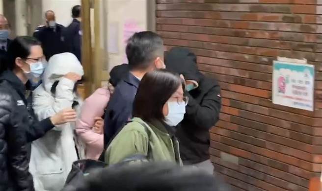 F-16V战机失事，军方打捞到疑似飞行员陈奕的生理组织，家属13日晚上9点40分左右到嘉义市立傧仪馆指认。（读者提供／张亦惠嘉县传真）