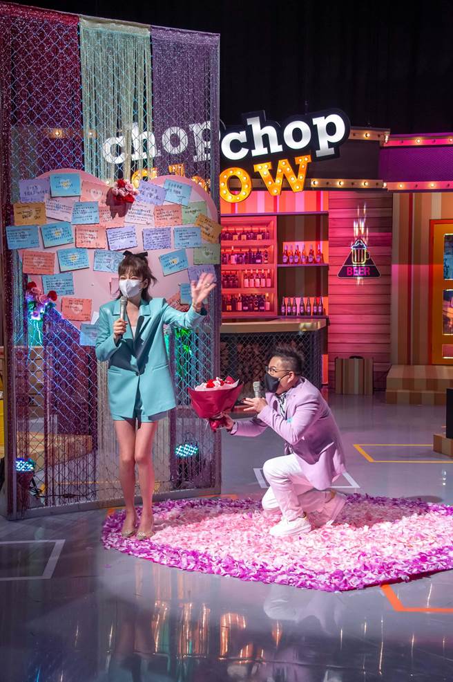 沈玉琳綜藝魂上身突然下跪求婚Melody。（TVBS提供）