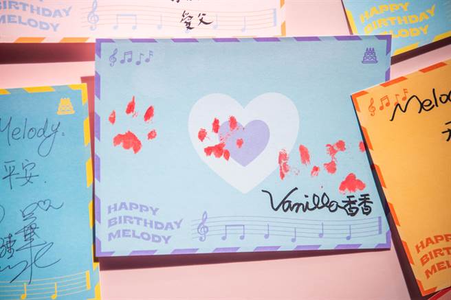 沈玉琳的貓「香香」送上貓腳印。(TVBS提供）