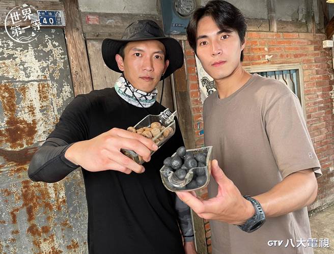 黄尚禾（左）录制《世界第一等》品嚐美食，直言很怕会变胖。（八大提供）