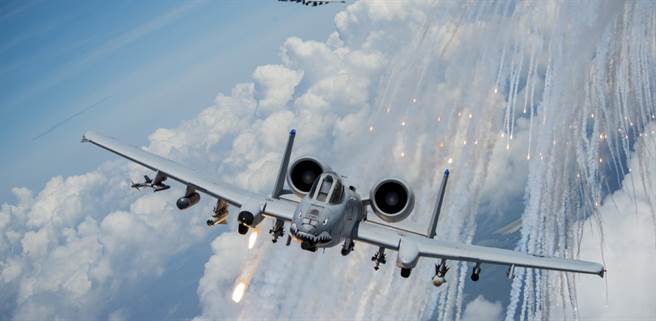 散發熱焰彈的A-10攻擊機，它外型極為獨特。(圖/美國空軍)