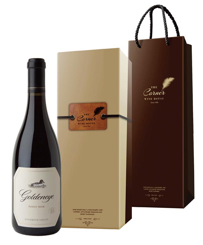 「美国达克宏黄金眼黑皮诺红葡萄酒」获选2009年欧巴马就职餐会指定用酒。康龄酒藏优惠价2,300元（原价2,700元）。图／业者提供