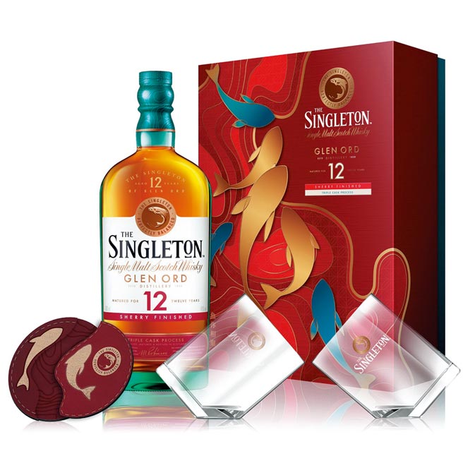 「苏格登12年单一麦芽威士忌醇雪莉版」，礼盒内附鱼你相聚杯两只、鱼你相聚杯垫两只。建议售价1,430元。图／业者提供