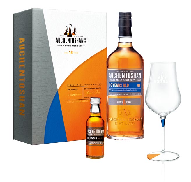 「欧肯18年单一麦芽威士忌」礼盒内附欧肯三桶50ml小样酒、欧肯品酩闻香杯乙只。建议售价3,620元。图／业者提供