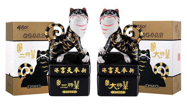 新港奉天宮與金門酒廠聯名，官方授權、推出的戰酒黑金龍「黑虎爺紀念酒」，分大將軍、二將軍二款，酒精度46％，容量500ml。每款每盒建議售價2,500元（實際依各通路為準）。圖／業者提供