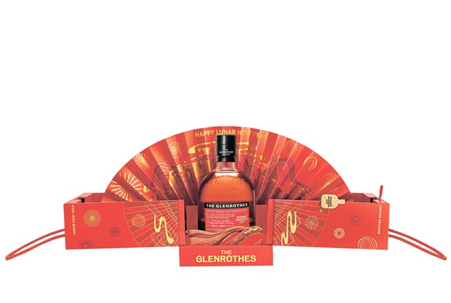 亞洲獨賣逸品「格蘭路思Whisky Maker’s Cut」「虎威笙風 新春圓滿」春節禮盒，跨界結合摺紙藝術，藉此凸顯手工訂製技法，運用揮灑方式勾勒出遠方意象。建議售價1,600元。圖／業者提供