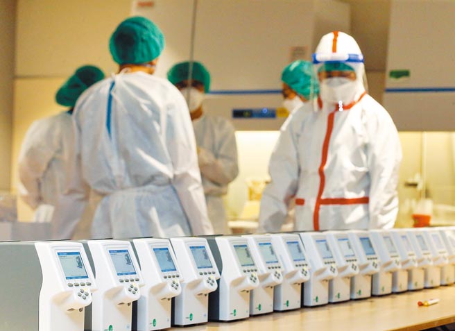 境外移入12日爆增92例确诊，再创单日新高。桃园国际机场急调60台Cobas Liat即时侦测PCR分析仪，总计101台加强防疫检测，指挥中心并公布11日长程落地採检结果，共检出58例。（陈麒全摄）